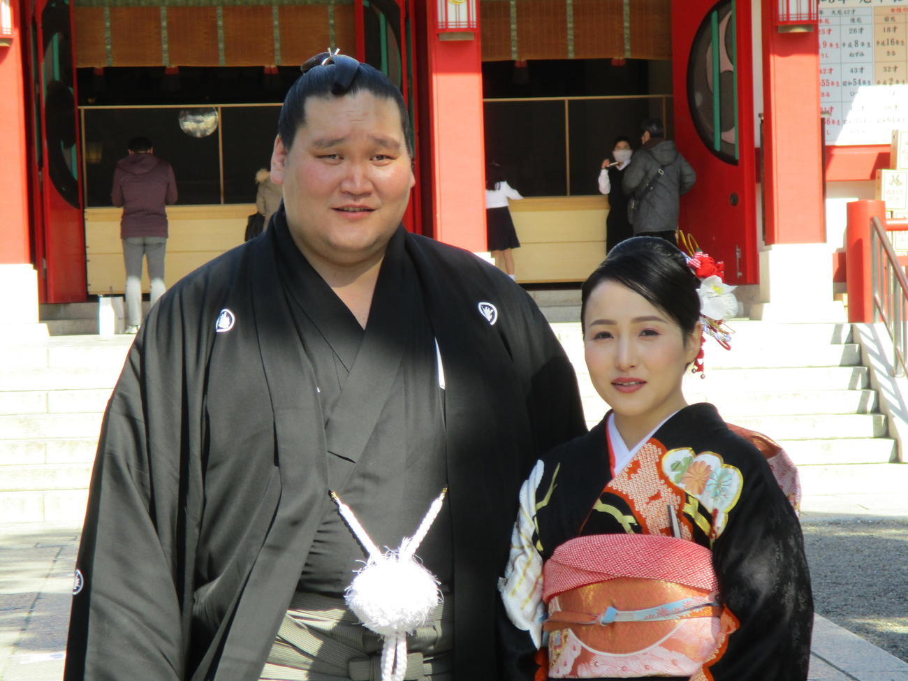 結婚式を終えて記念撮影をする照ノ富士（左）と夫人（代表撮影）