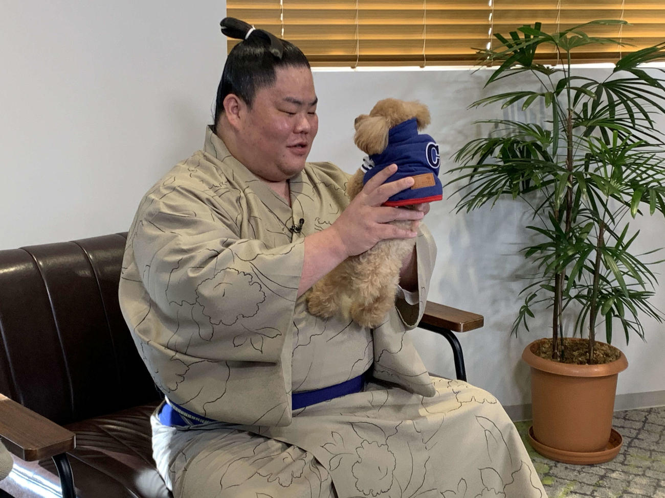 愛犬チロルと大栄翔（C）テレ玉
