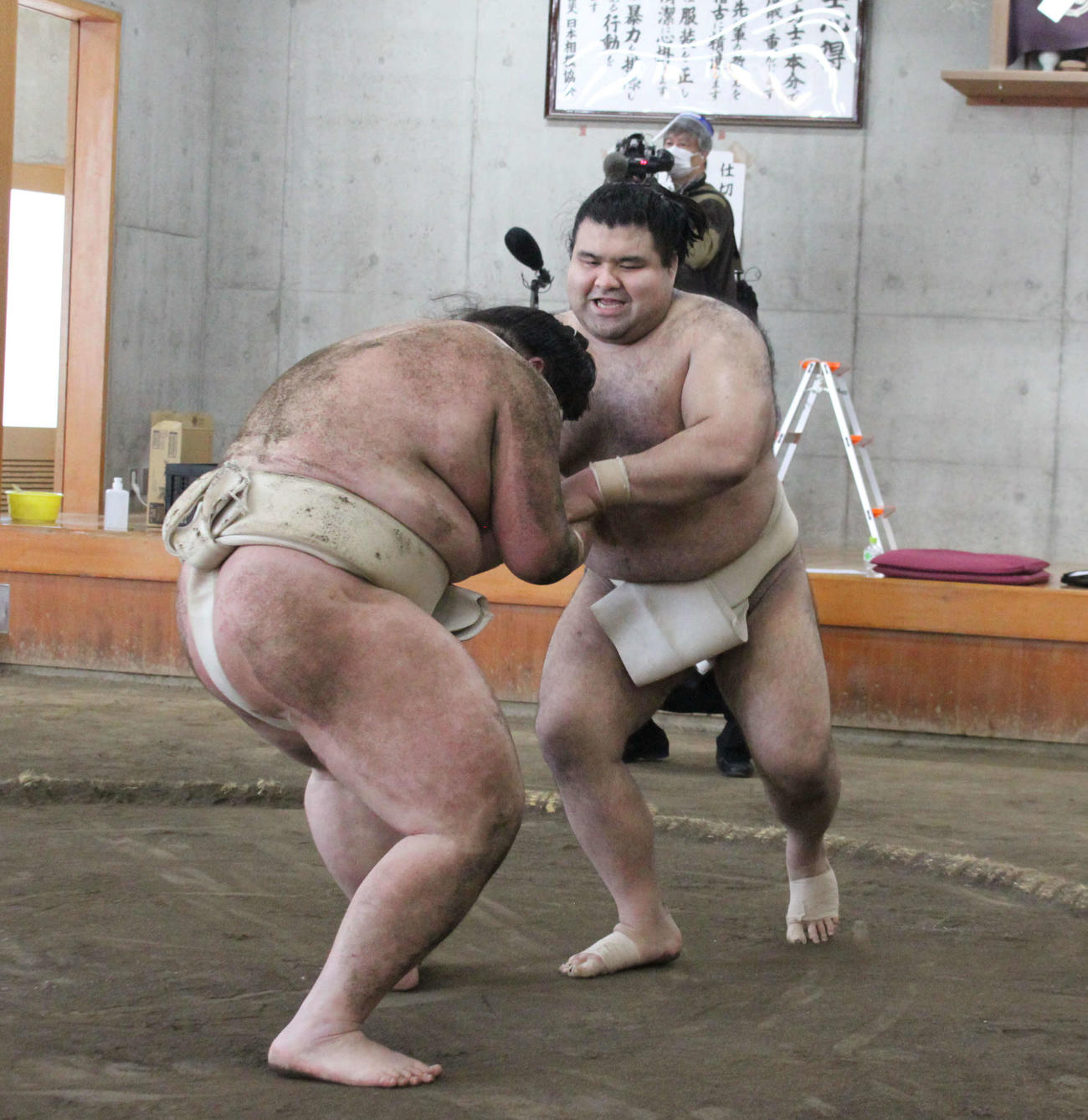 合同稽古で王鵬に稽古をつける高安（右）（代表撮影）