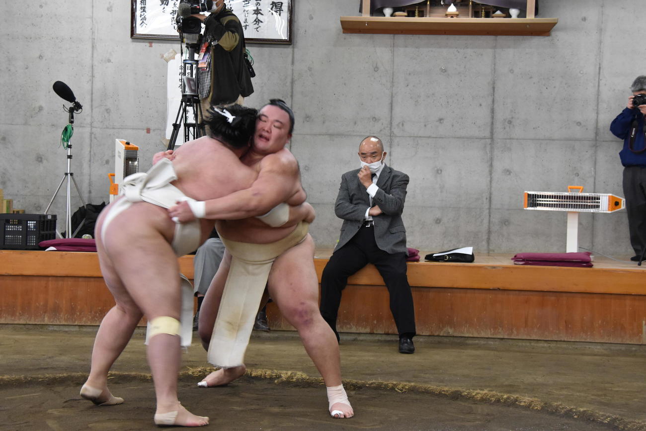 合同稽古の申し合いで明生の攻めを残す朝乃山（右）（代表撮影）