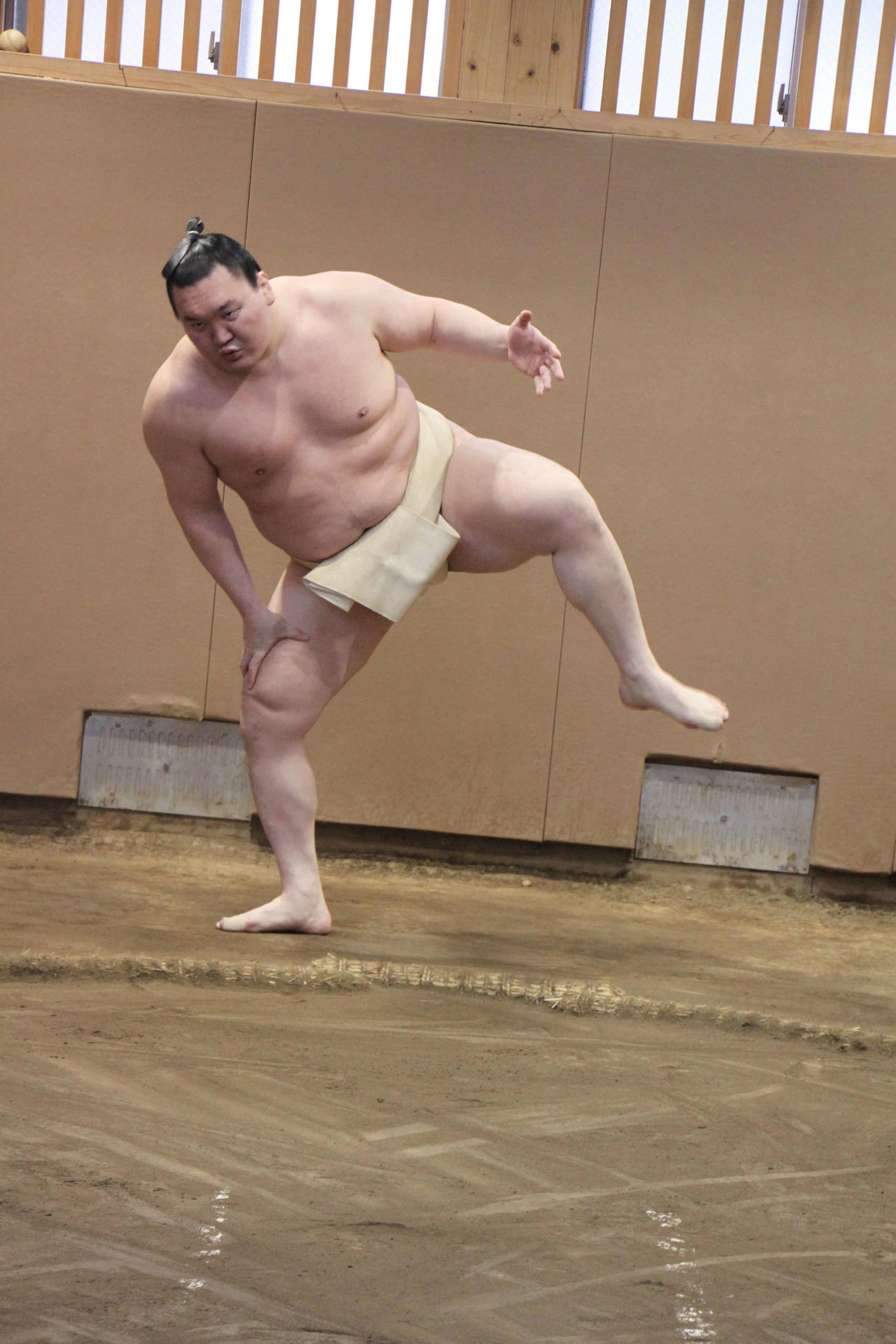 四股を踏む白鵬