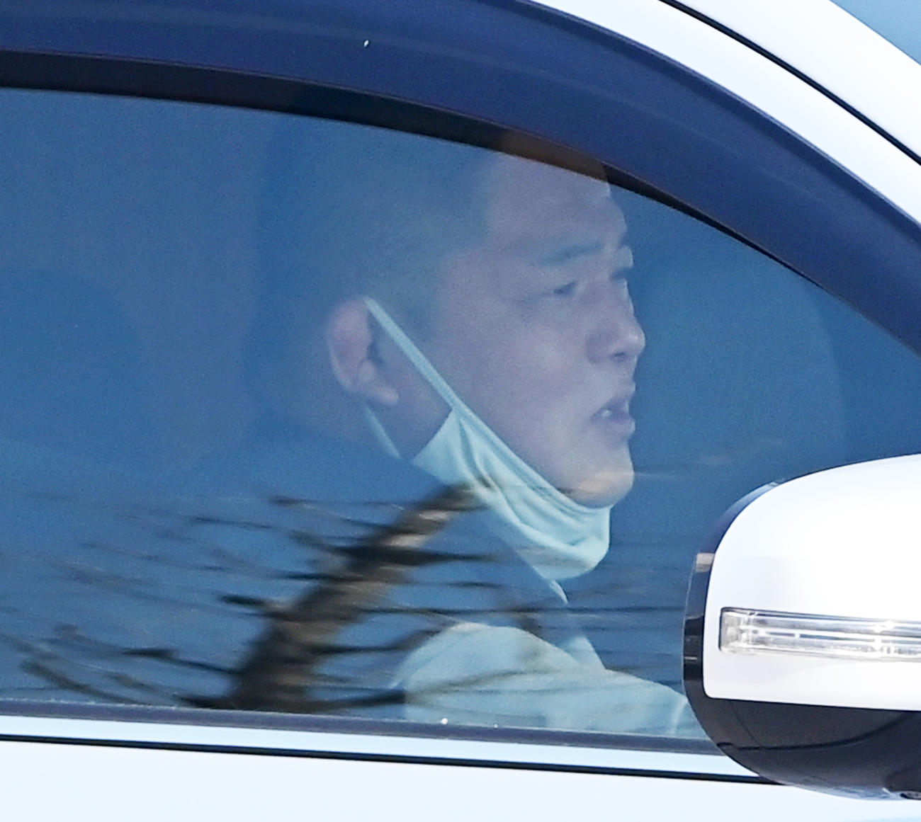 大相撲の臨時理事会で退職勧告の懲戒処分を受け、車で引き揚げる時津風親方（撮影・小沢裕）