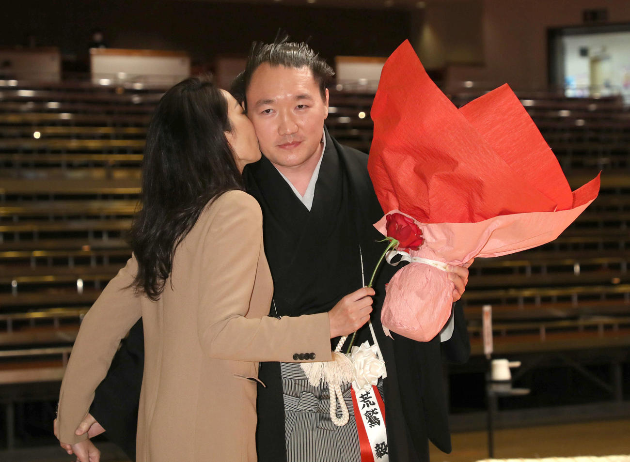 夫人のプレブダシ・ヤンジンラムさん（左）からキスされる元荒鷲のエレヘバヤル・ドゥルゴゥーン氏（代表撮影）
