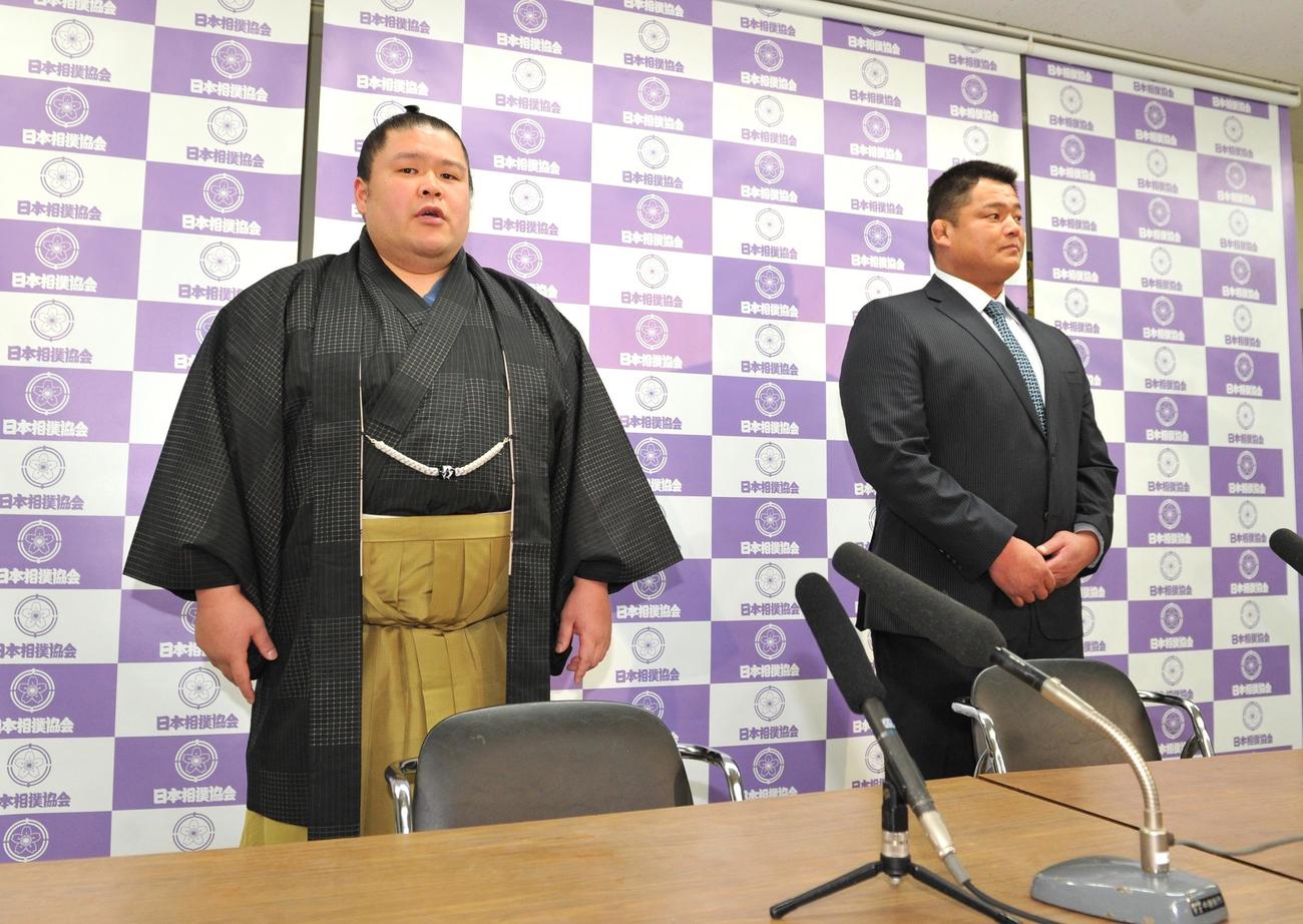 部屋を継承した時津風親方（元前頭土佐豊）（左）と退職処分となった前時津風親方（16年1月22日）