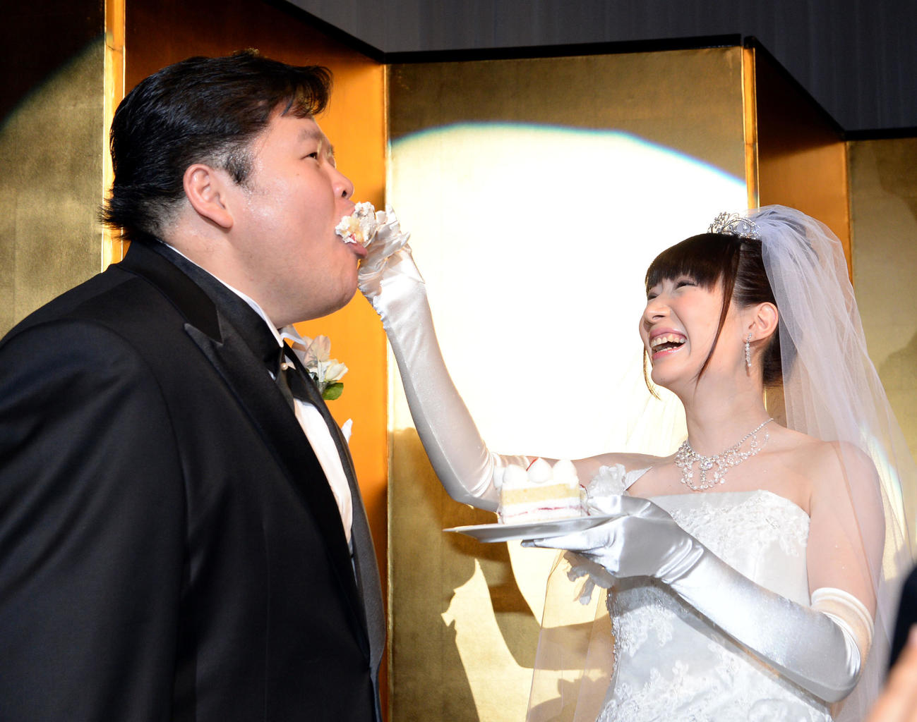結婚披露宴でケーキを食べさせ合う時津風親方（当時は安治川親方）とアイドルマジシャンの小泉エリ（16年10月2日）