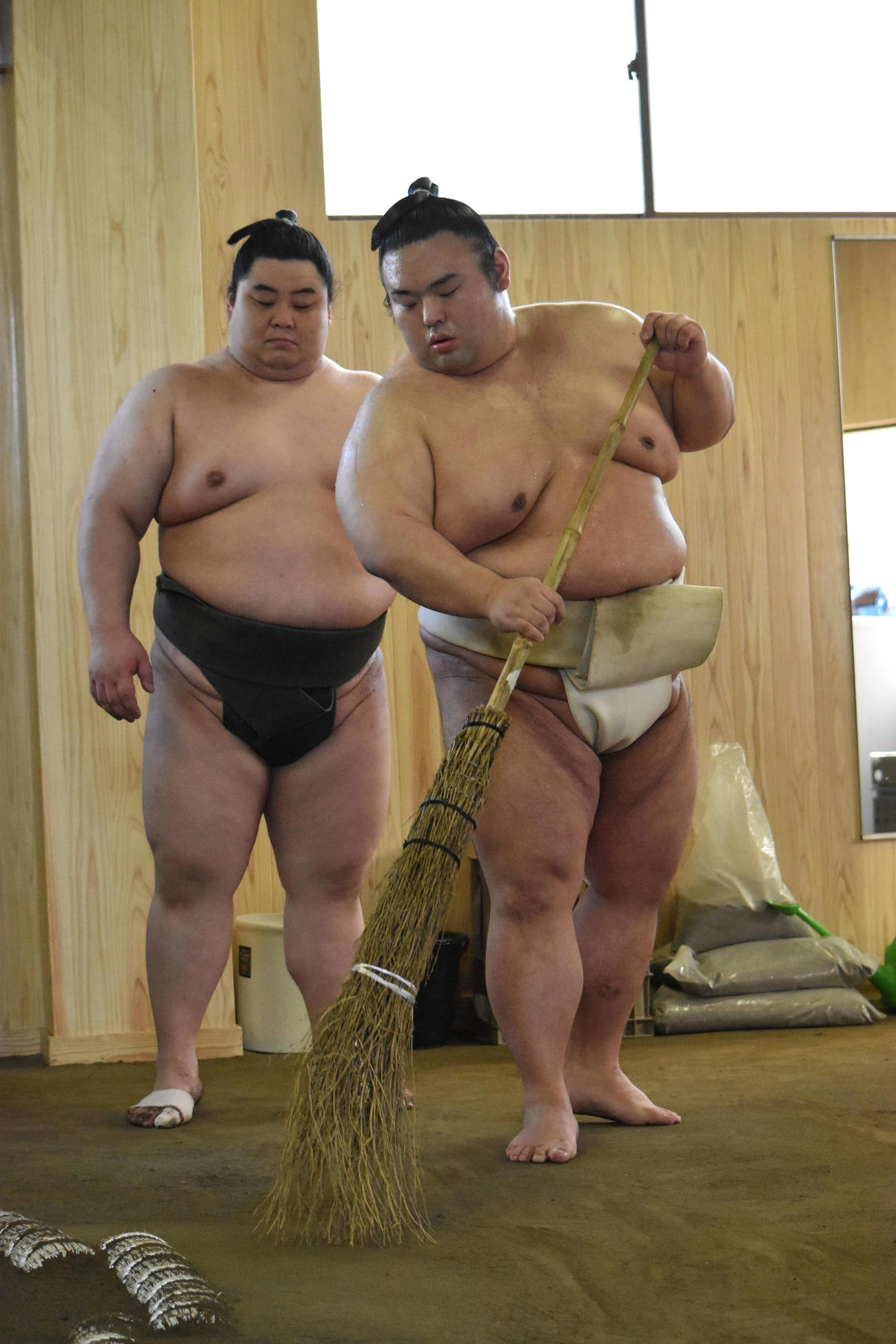 稽古途中で土俵周りの土をならす貴景勝