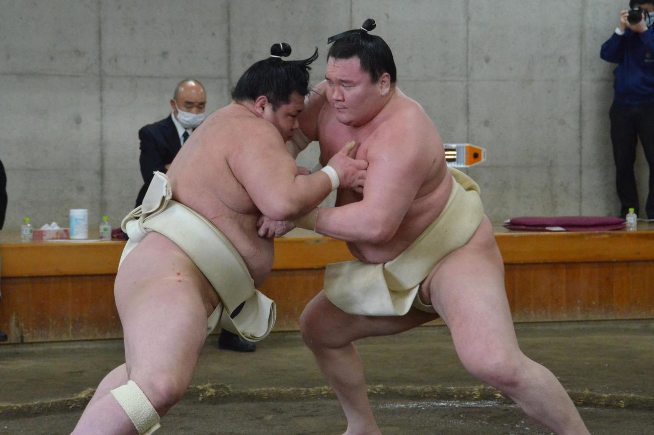 合同稽古で阿武咲と三番稽古を行う白鵬（右）（代表撮影）