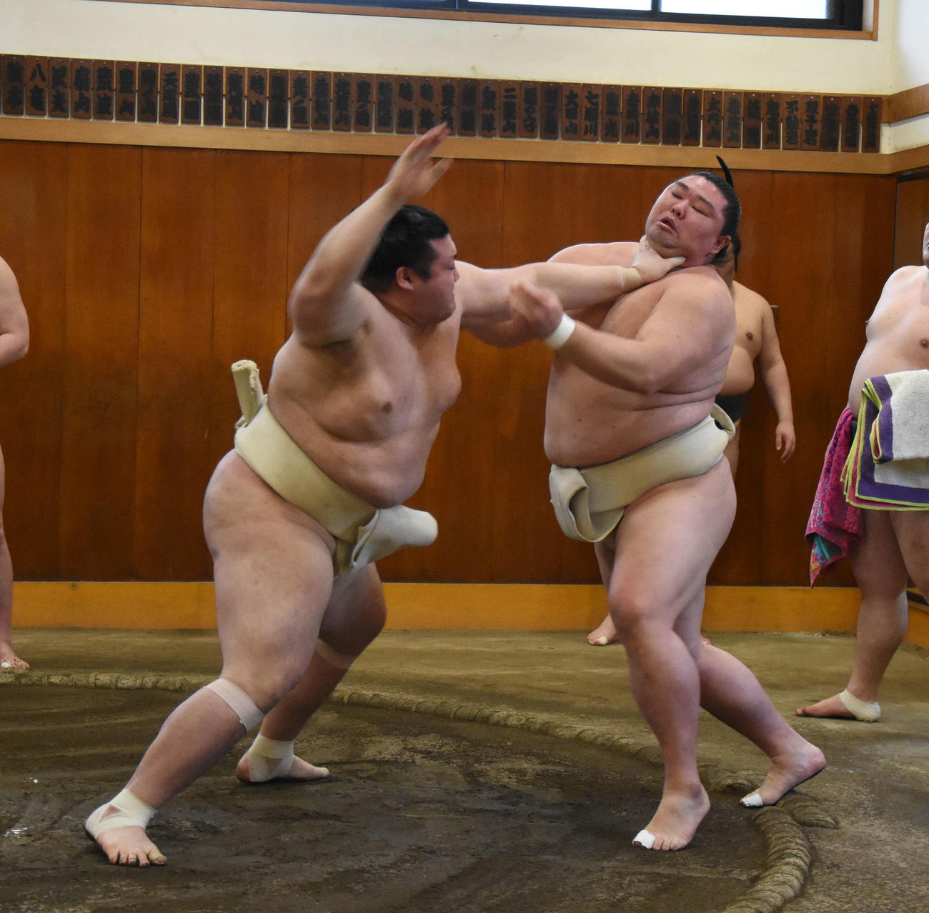 豊山（左）と三番稽古を行う正代（代表撮影）