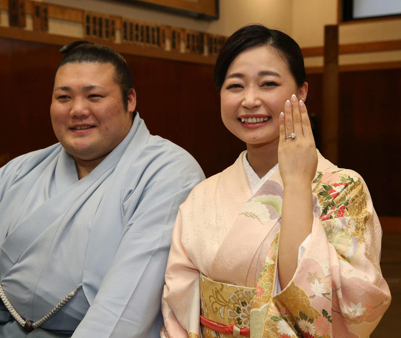 豊山（左）の結婚会見で結婚指輪を披露する真梨絵夫人＝2019年8月26日