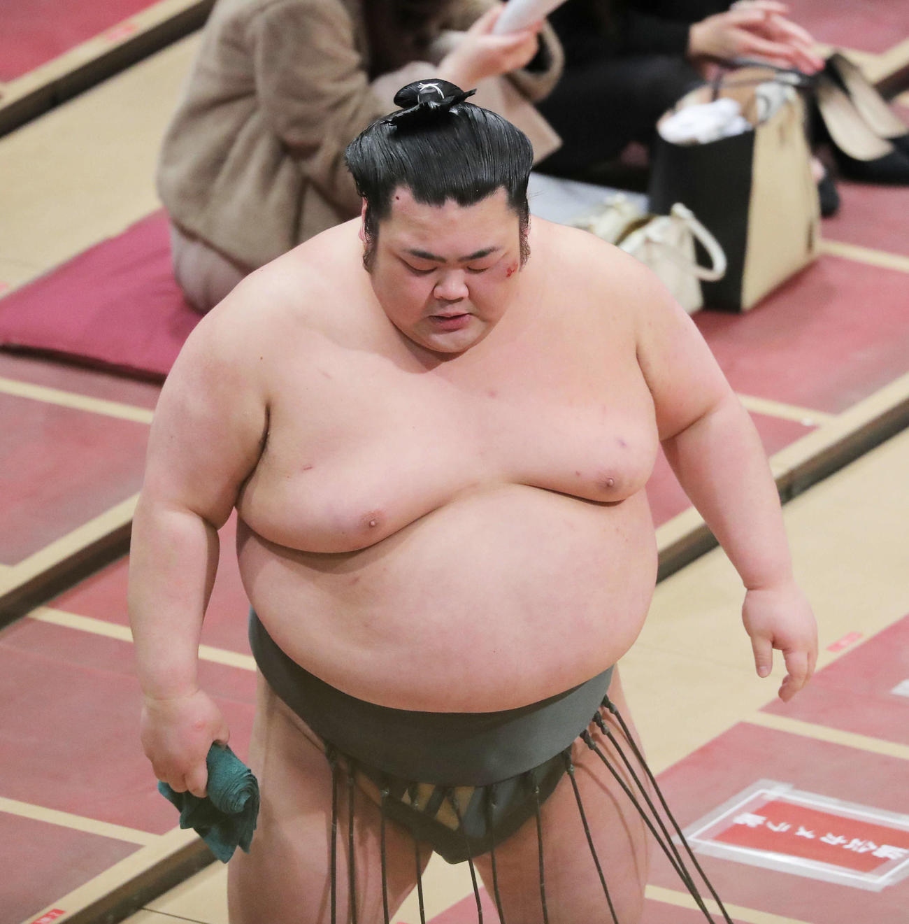 錦木に押し出しで敗れ、土俵から引き揚げる武将山（撮影・河田真司）