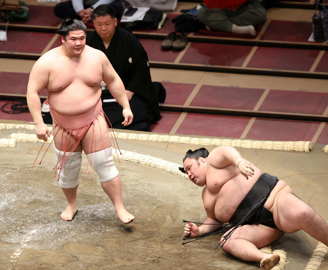 千代鳳（右）をはたき込みで破った宇良（撮影・鈴木正人）