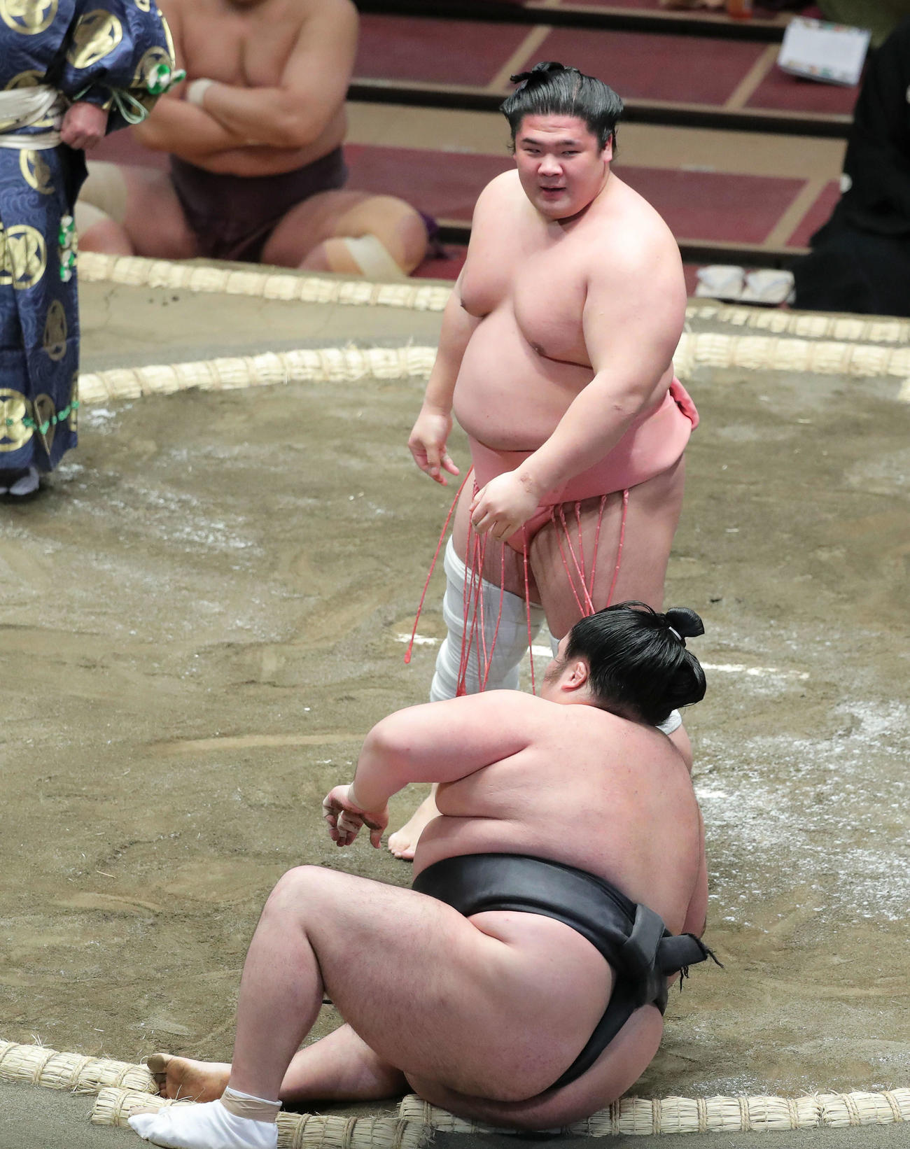 千代鳳（手前）をはたき込みで破った宇良（撮影・河田真司）