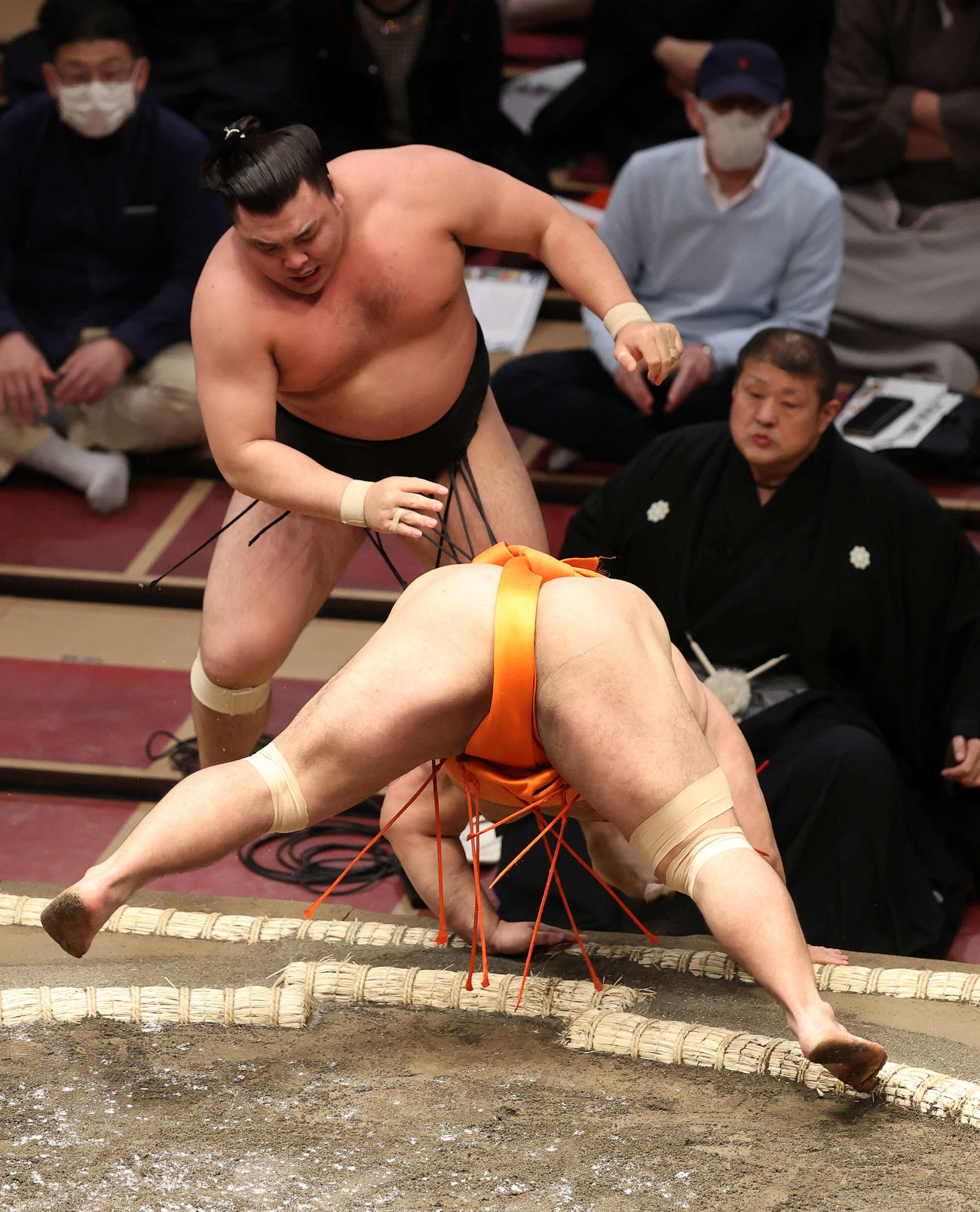霧馬山（後方）を押し出しで破る志摩ノ海（撮影・鈴木正人）