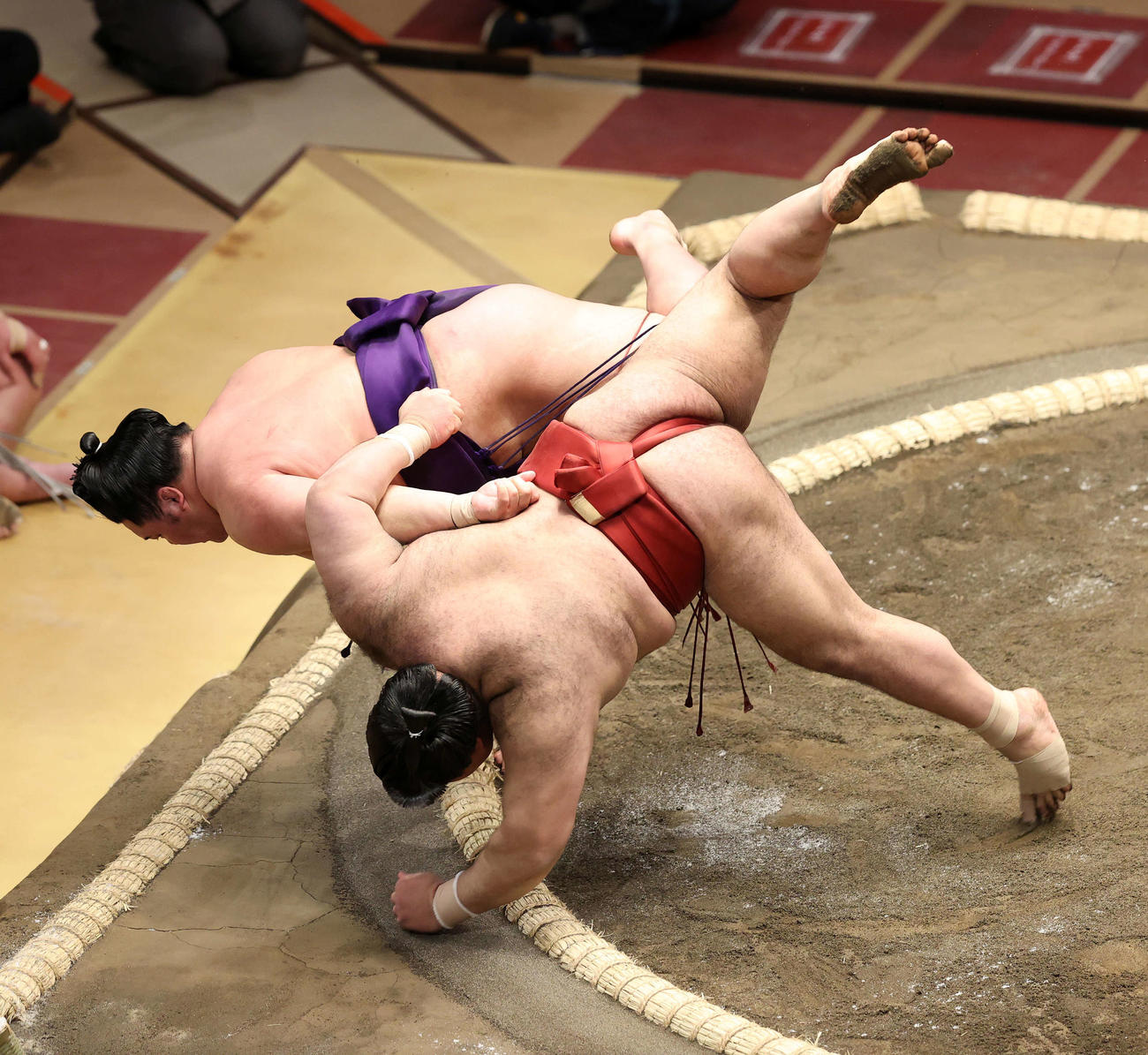 高安（手前）を掛け投げで破る明生（撮影・鈴木正人）