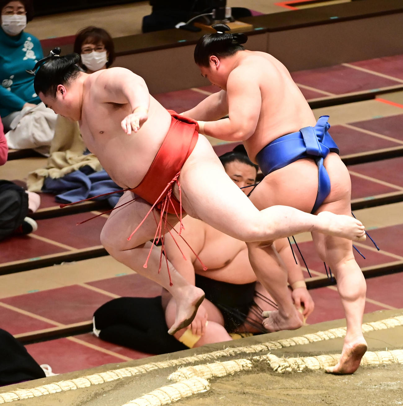 隆の勝（左）と若隆景の一番は同体で取り直しとなる（撮影・小沢裕）