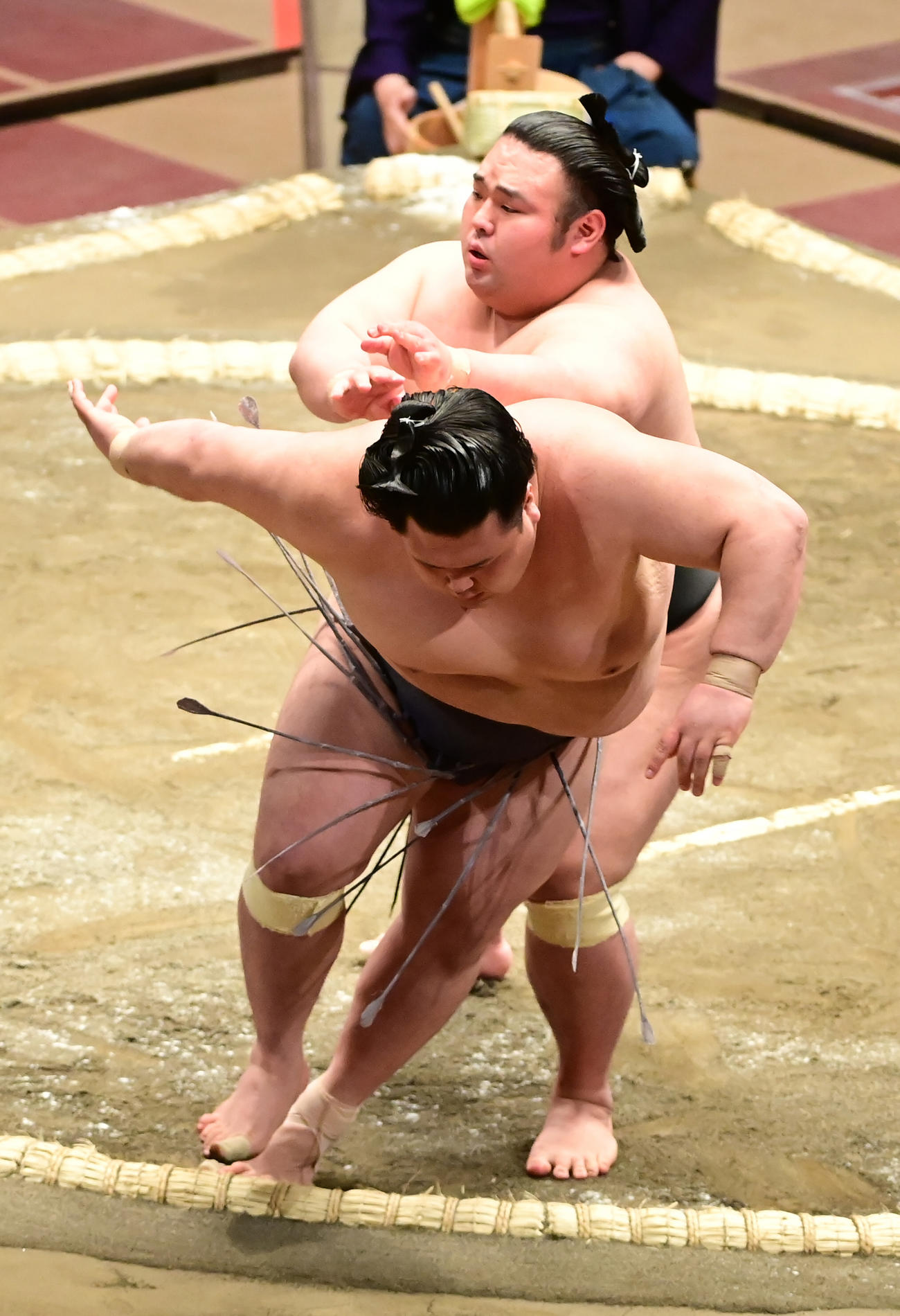貴景勝は阿武咲（手前）を押し出しで破る（撮影・小沢裕）