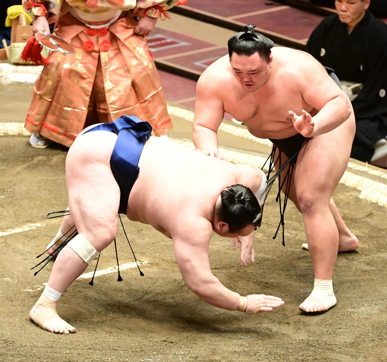 宝富士（左）を突き落としで破る朝乃山（撮影・小沢裕）