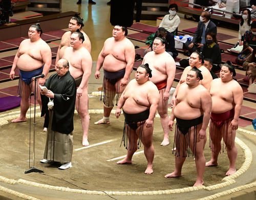 協会あいさつに臨む八角理事長（中央）。前列左から正代、白鵬、貴景勝、朝乃山、後列左から高安、照ノ富士、隆の勝、御嶽海、大栄翔（撮影・小沢裕）