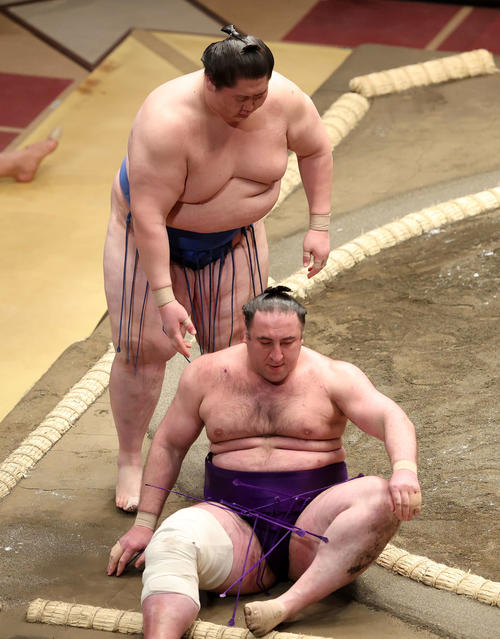 栃ノ心（手前）を上手投げで破った逸ノ城（撮影・鈴木正人）