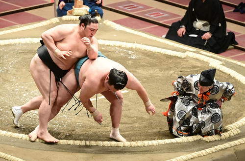物言いがついた一番は玉鷲（中央）の勇み足で隠岐の海が初日を飾る（撮影・小沢裕）