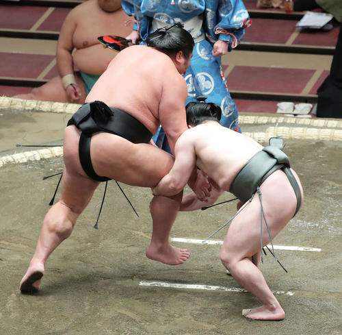 千代ノ皇（左）の足を掴む炎鵬（撮影・河田真司）