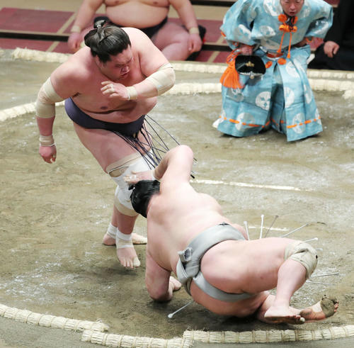 北勝富士（右）を下手投げで破る照ノ富士（撮影・河田真司）