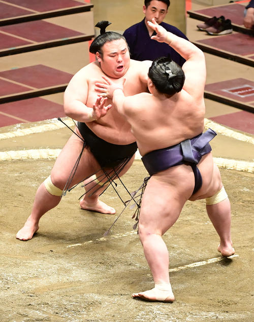 立ち会いから阿武咲（右）を突き押しで攻める貴景勝（撮影・小沢裕）