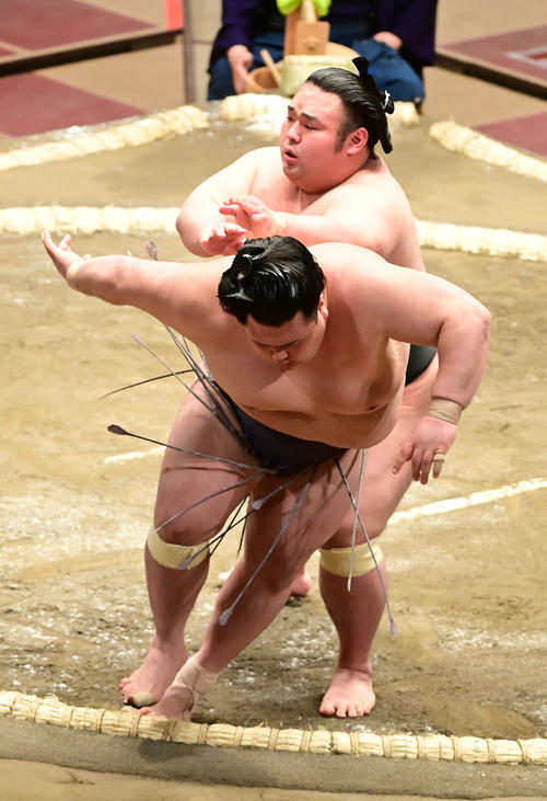 貴景勝は阿武咲（手前）を押し出しで破る（撮影・小沢裕）