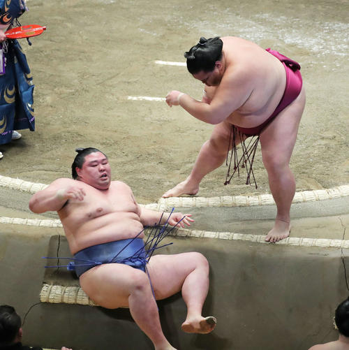 正代（左）を寄り倒しで破る御嶽海（撮影・河田真司）