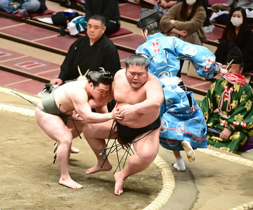 炎鵬（左）は足取りで千代ノ皇を破る（撮影・小沢裕）