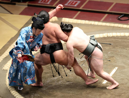 千代ノ皇（左）を足とりで破る炎鵬（撮影・鈴木正人）