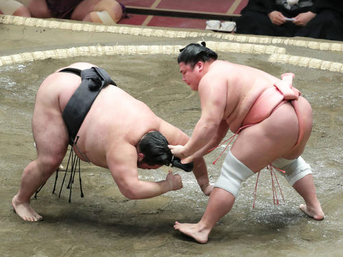 千代鳳（左）をはたき込みで破る宇良（撮影・河田真司）