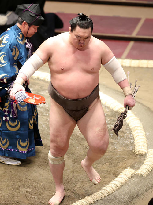懸賞金の束を手に土俵を引き揚げる白鵬（撮影・鈴木正人）