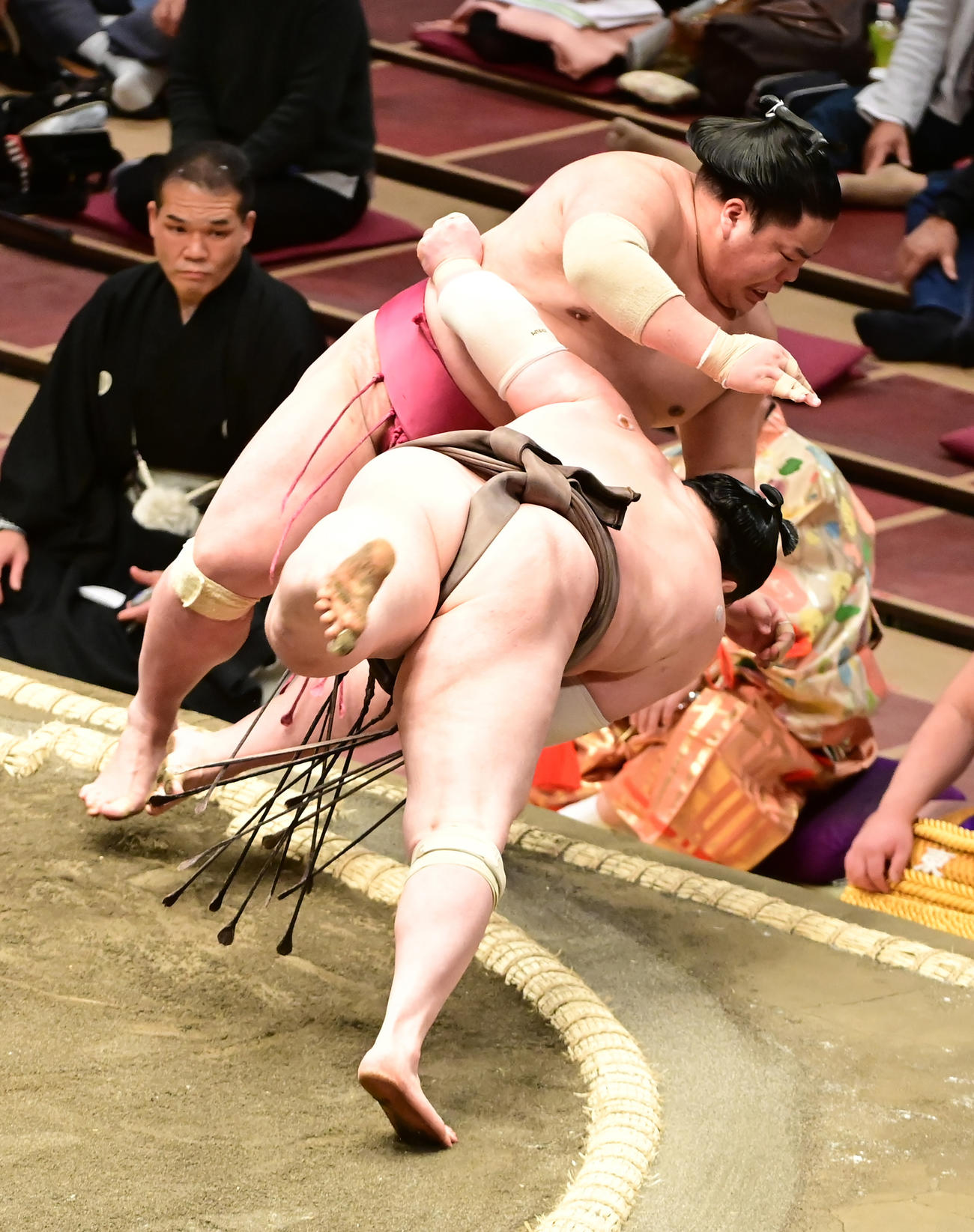 大相撲春場所初日　大栄翔（奥）を寄り倒しで破る白鵬