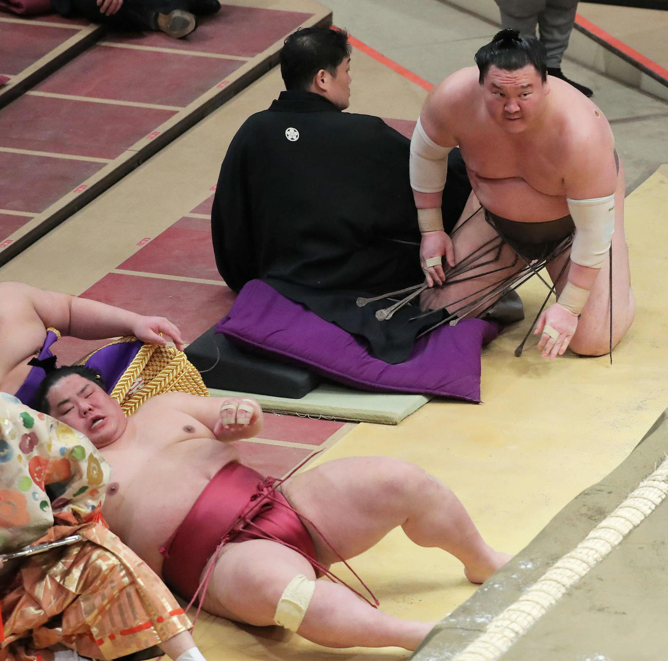 大相撲春場所初日　大栄翔（左）を寄り倒しで下す白鵬