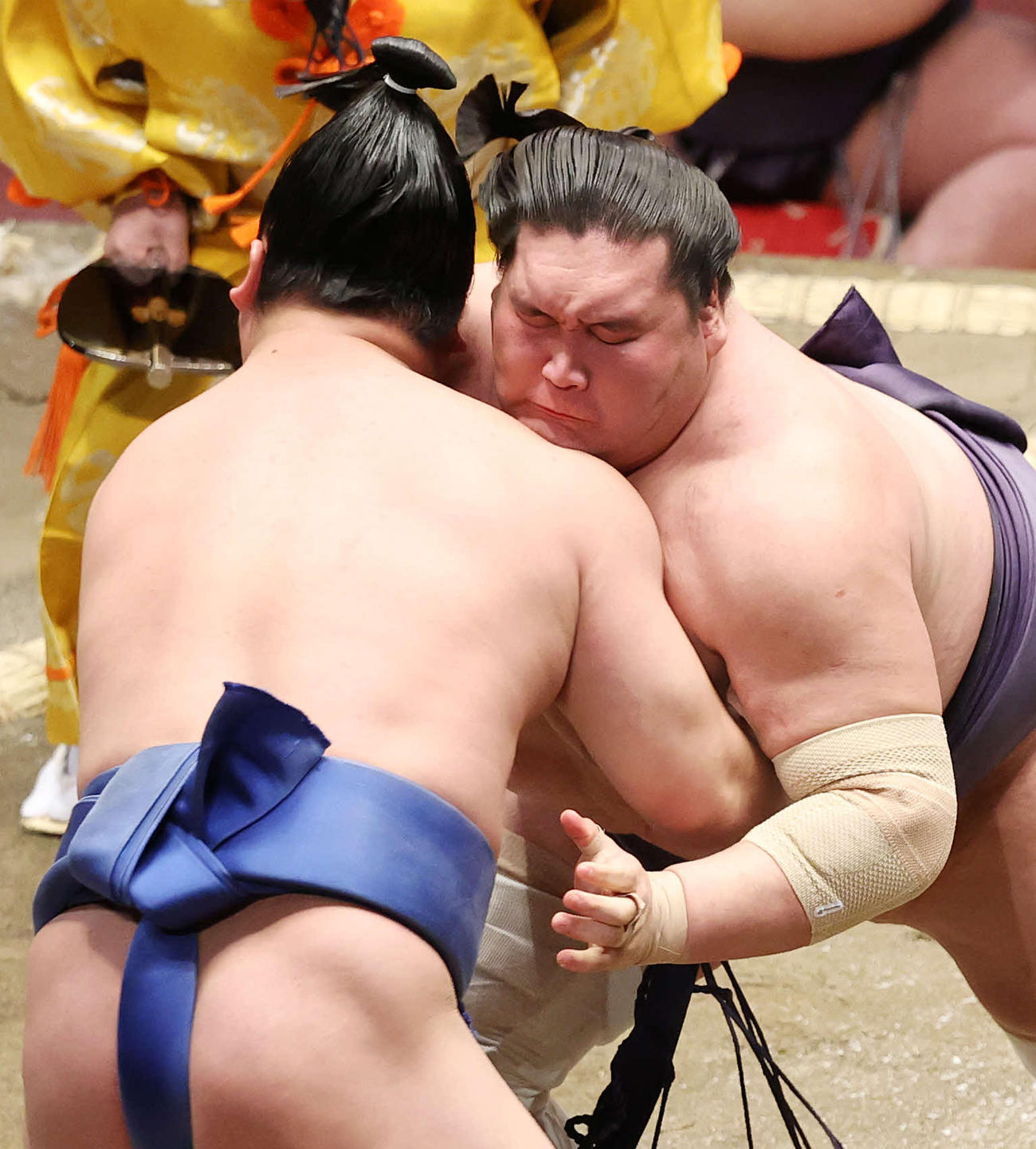 若隆景（左）を攻める照ノ富士（撮影・鈴木正人）