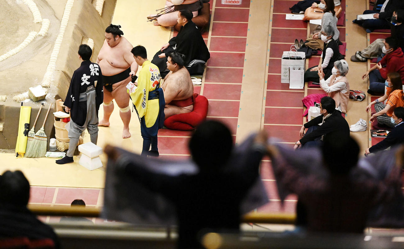 大栄翔に勝利した貴景勝に声援を送る子どもたち（撮影・鈴木みどり）