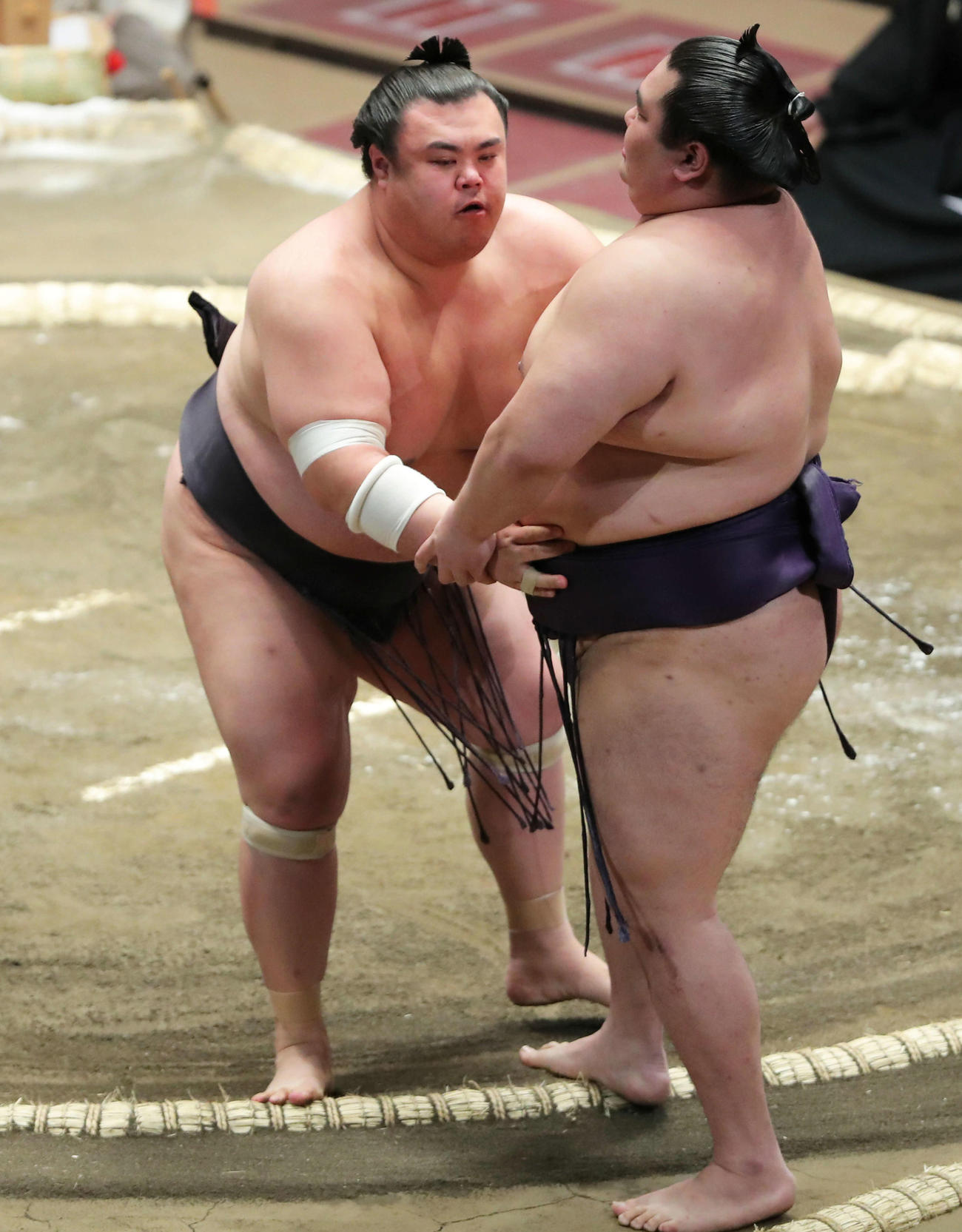 大奄美（右）を寄り切りで破る英乃海（撮影・河田真司）