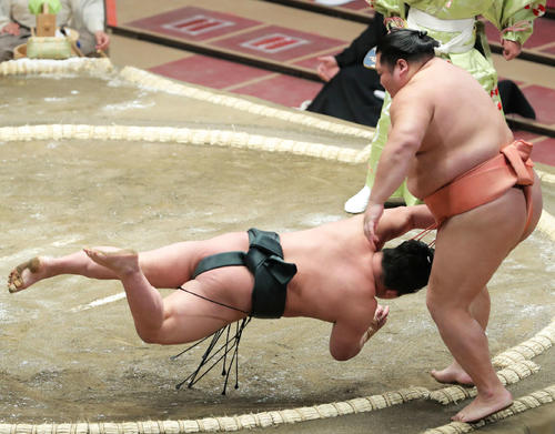 千代大龍（右）を押し出しで破る翠富士（撮影・河田真司）