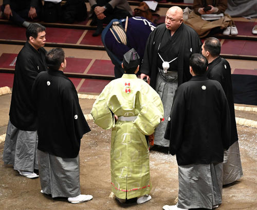 千代大龍と翠富士の一番で物言いがつき協議する審判団（撮影・鈴木みどり）