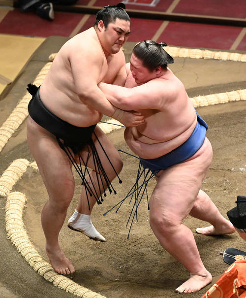 隠岐の海（左）を極め出しで破る逸ノ城（撮影・鈴木みどり）