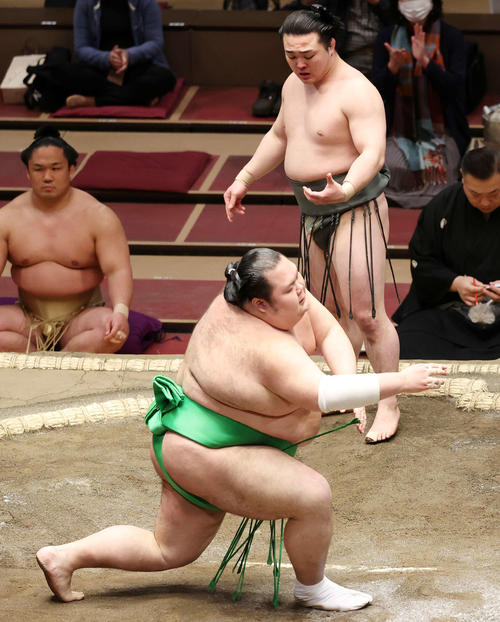 千代丸（手前）を引き落としで破った炎鵬（撮影・鈴木正人）