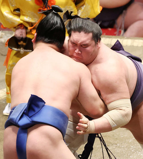 若隆景（左）を攻める照ノ富士（撮影・鈴木正人）