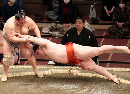 隆の勝（右）をはたき込みで破る北勝富士（撮影・鈴木正人）