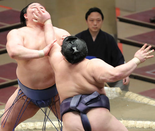 阿武咲（右）の攻めに耐える正代（撮影・河田真司）