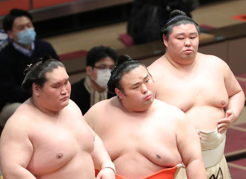幕内土俵入りする、左から照ノ富士、貴景勝、正代（撮影・河田真司）