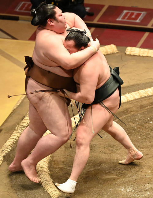 剣翔（左）を寄り切りで破る千代翔馬（撮影・鈴木みどり）