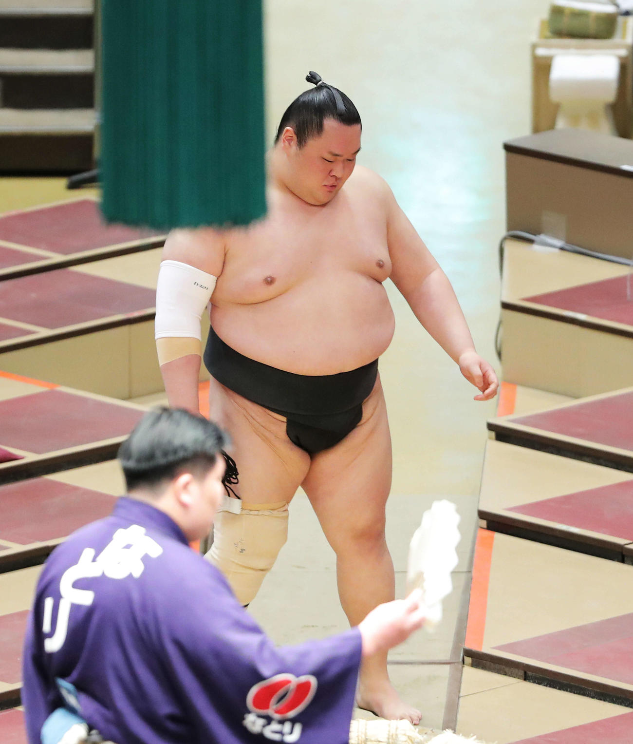 若一輝を突き落としで破り、土俵から引き揚げる友風（撮影・河田真司）