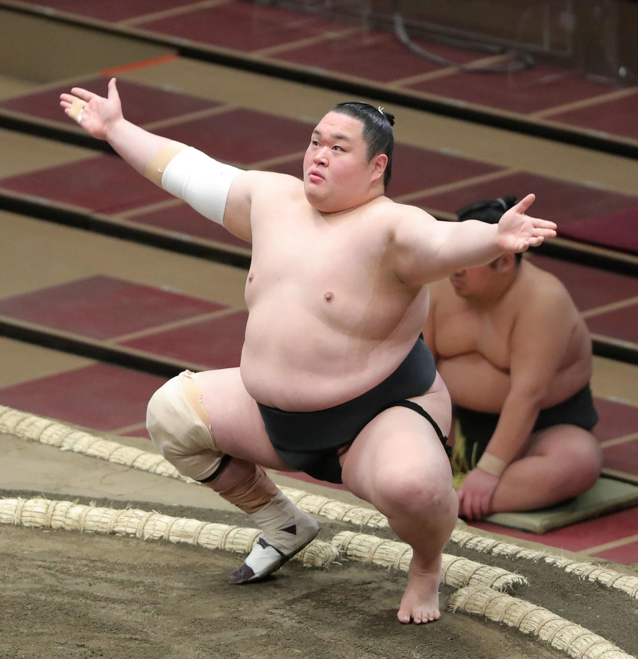 塵手水を切る友風（撮影・河田真司）