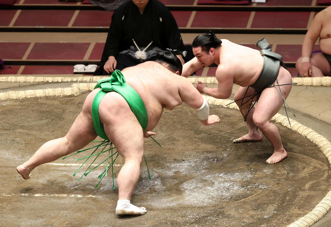 千代丸（左）を引き落としで破る炎鵬（撮影・鈴木正人）